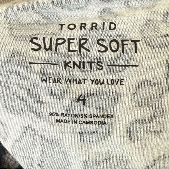 Torrid Super Soft Gray & Black Leopard Print Tee.  Size 4 - Picture 4 of 8